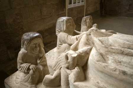 Tumba de Urraca en la abadía de Cañas